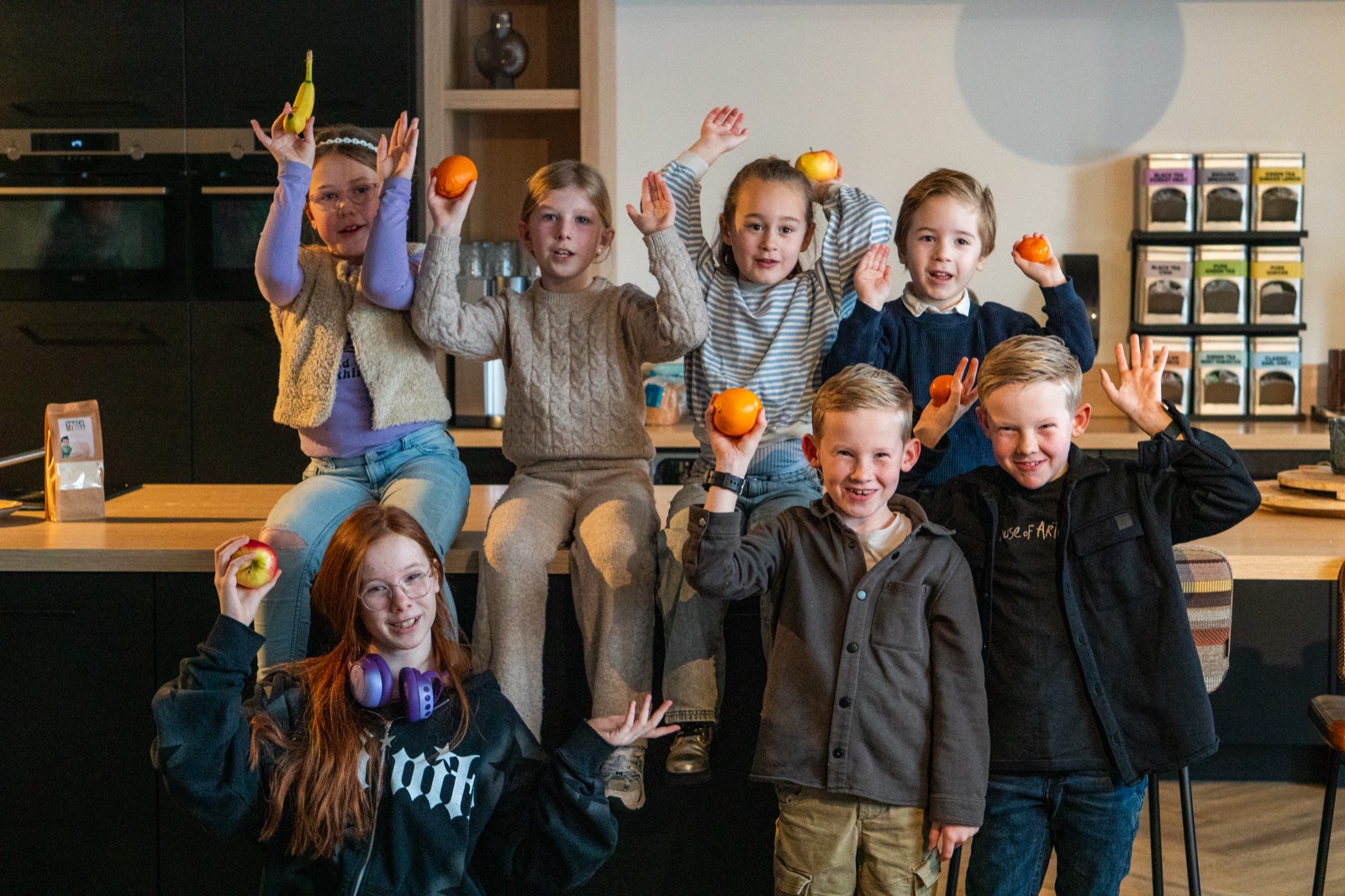 Kinderen die enthousiast onze snacks proeven