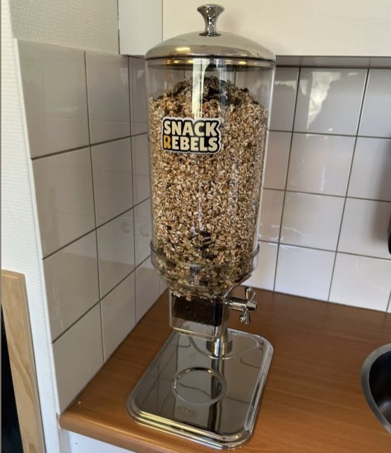 De Snack Rebels-dispenser op school of BSO