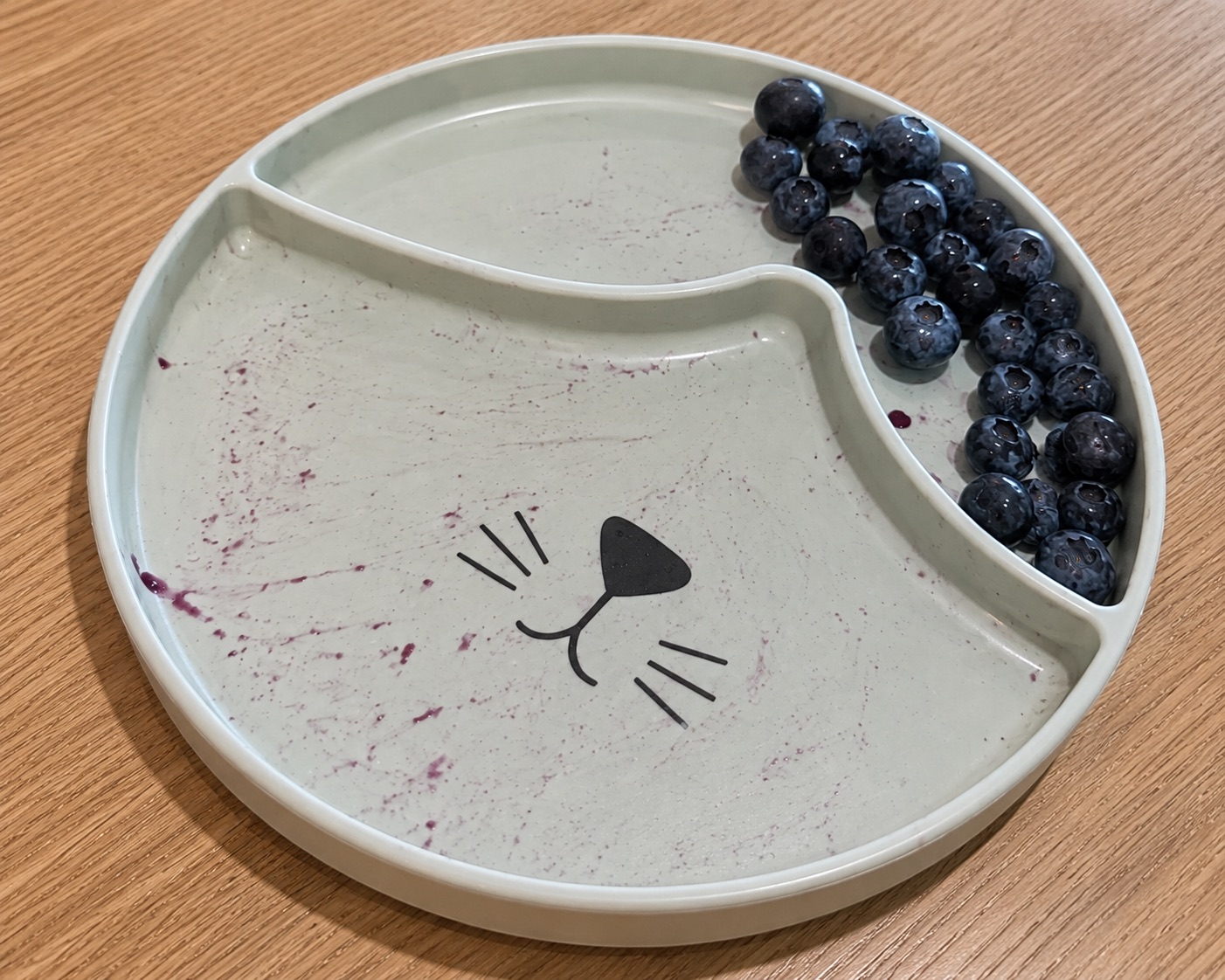 Kinderbord met verse blauwe bessen